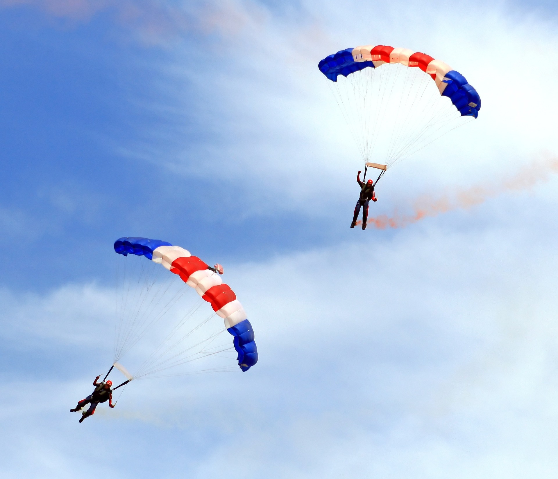 Skok spadochronowy w tandemie – co warto wiedzieć przed skokiem?